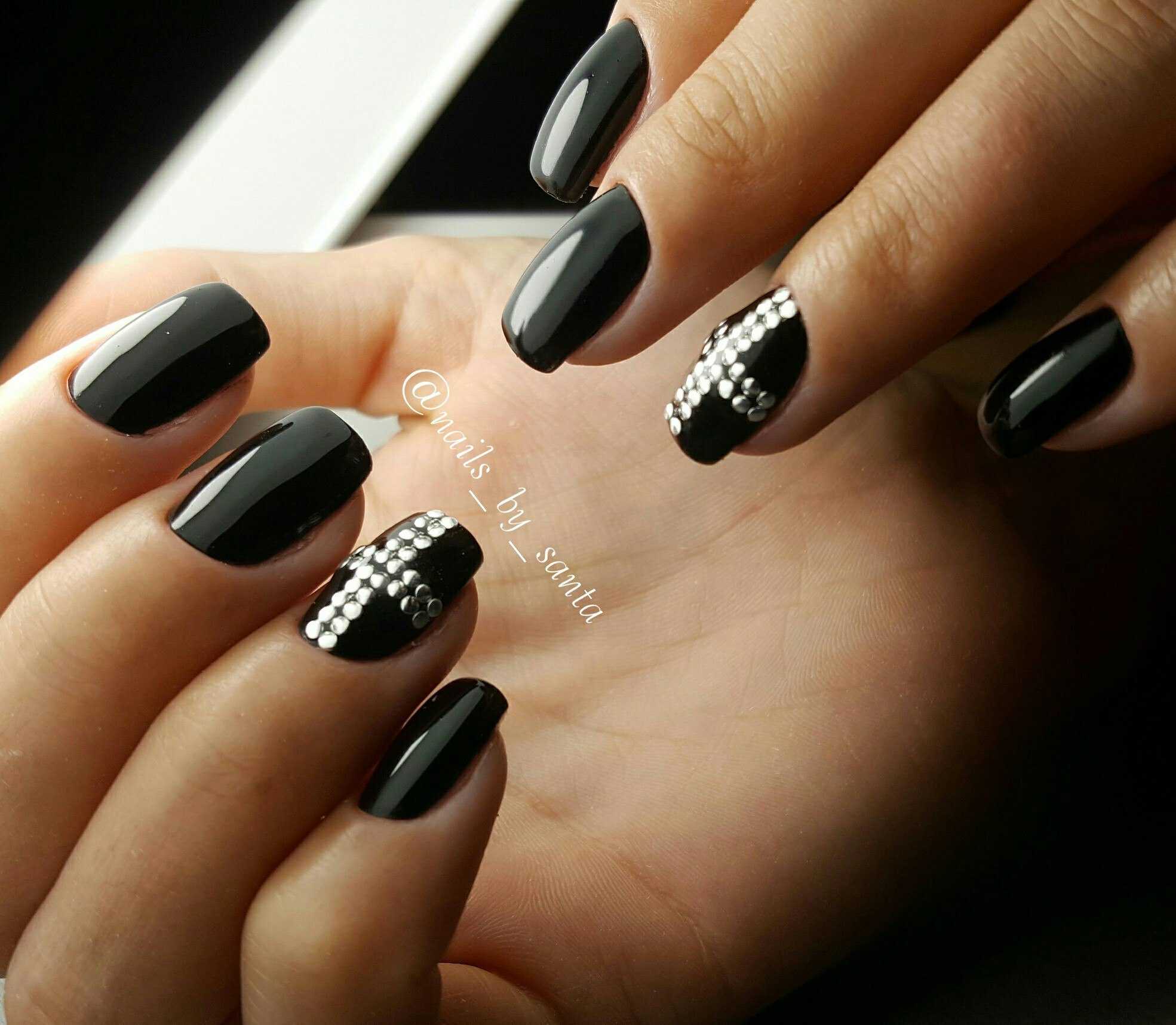 Черные ногти со. Черный маникюр. Красивый черный маникюр. Черный маникюр на короткие ногти. Ногти черно белые.