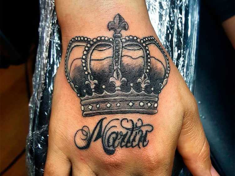 Корона тату мужчин. Татуировка корона. Тату корона мужская. Тату корона на запястье мужские. Татуировки корона для мужчин.