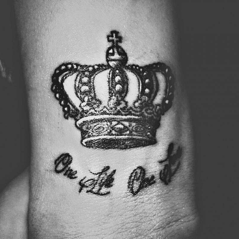 Корона тату мужчин. Тату корона. Тату корона мужская. Тату корона на ноге. Наколки в виде короны.