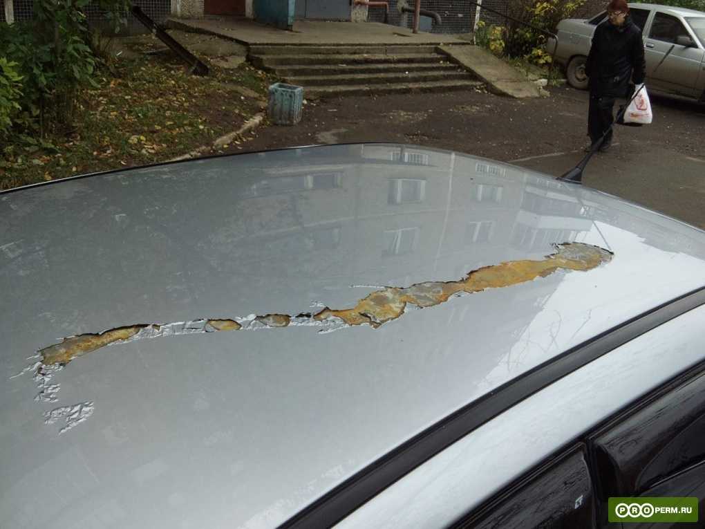 Подготавливаем машину к покраске, удаляя старую эмаль