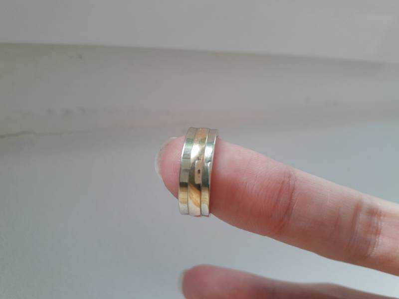 Ли уменьшить золотое кольцо. Золотое кольцо растягивающееся. Раскатка кольца обручального. Уменьшение обручального кольца. Уменьшение размера кольца с камнем.