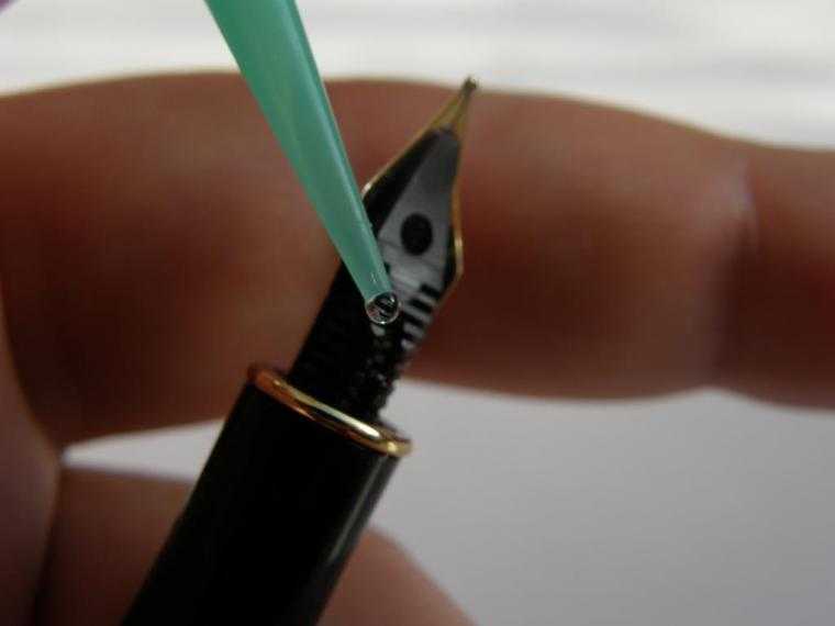 Как заправить перьевую ручку одноразовым картриджем?